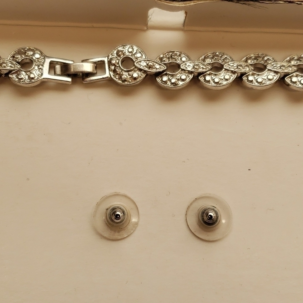 𝅺TARA Vanessa round link set necklace and post earrings. - Picture 4 of 4